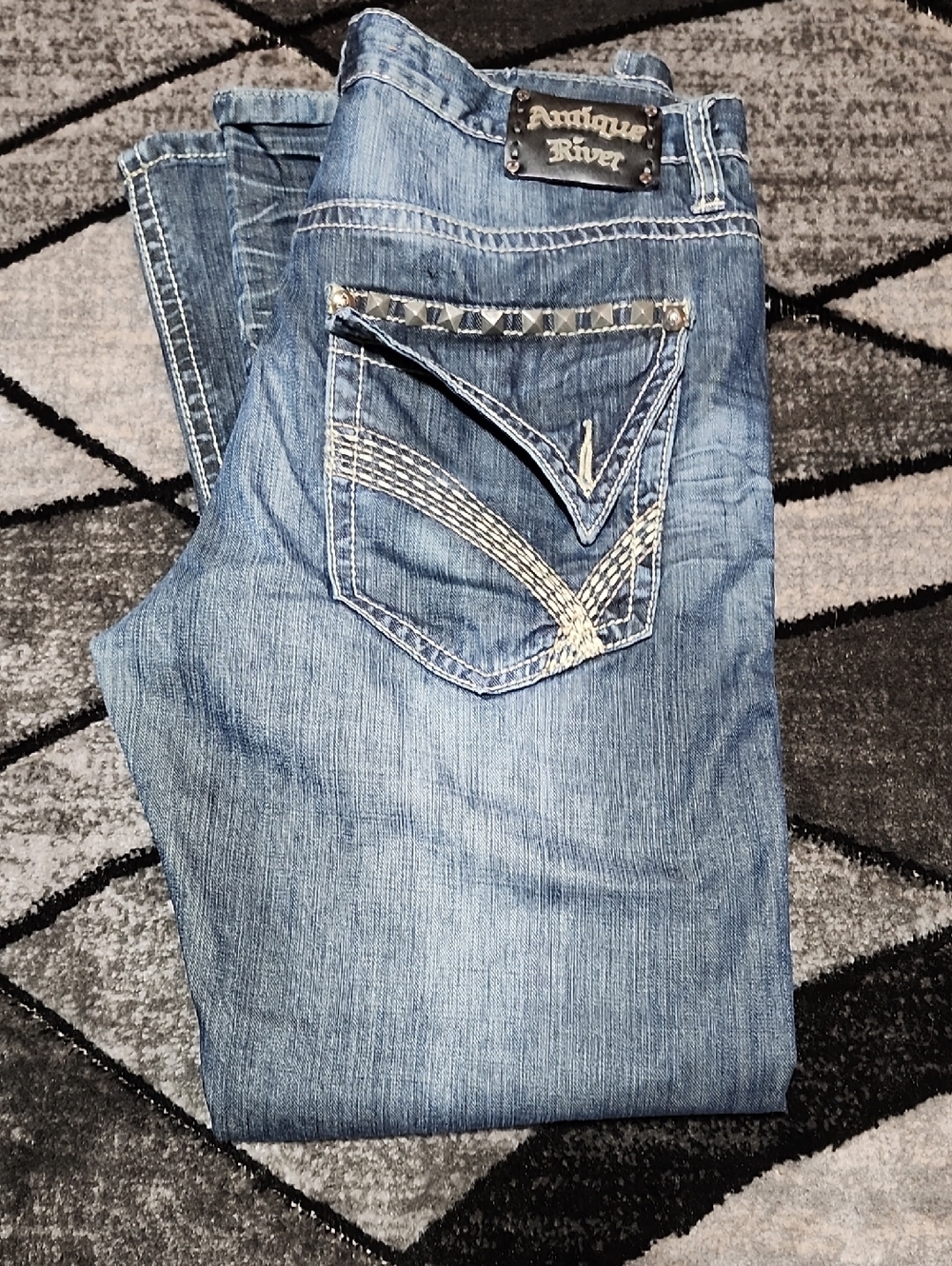 ANTIQUE RIVET EMBROIDERED DISTRESSED STUDDED FLAP-BACK STRAIGHT LEG DENIM 34/31